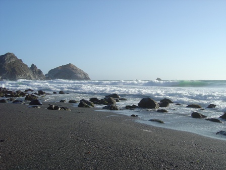 rocky beach, turnout in the big sur mountains